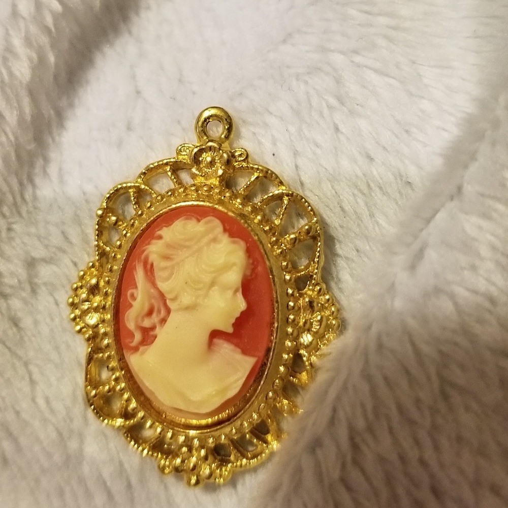 Necklaces without chains